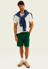 Bermudas de felpa verde oscuro, con corte recto y cordón ajustable en la cintura.