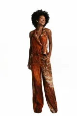 Chaleco de lino de mujer con escote halter y estampado exclusivo, sin mangas y con diseño de sastrería delicada.