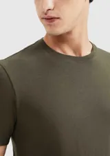 Camiseta básica de manga corta y cuello redondo, color rojo oscuro.