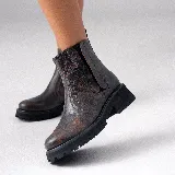 Bota corta estilo chelsea de cuero vacuno negro con acabado desgastado en tono marrón en la puntera y laterales. Presenta elástico lateral, cierre interno y suela de goma tipo track con plataforma.
