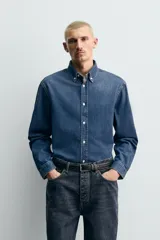 Camisa de corte regular fit confeccionada en tejido de mezcla de algodón y cashmere. Presenta cuello con botones, cierre frontal de botones, mangas largas con puños abotonados y un acabado con efecto lavado.