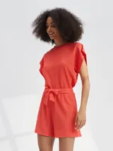 Short de tiro alto con textura arrugada, cuenta con cintura elástica y un lazo decorativo para anudar al frente.