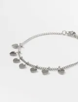 Pulsera de cadena fina de acero quirúrgico con dijes colgantes en forma de corazón distribuidos a lo largo de la misma.