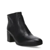 Botas de caña baja Bottero confeccionadas en cuero negro con textura granulada, diseño minimalista y taco cuadrado de altura media.
