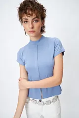 Top de manga corta, cuello alto y abertura frontal central, confeccionado en tejido de punto acanalado.