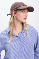Camisa cropped de mangas largas con puños abotonados, de corte holgado y con estampado de rayas verticales azules y blancas.