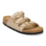 Sandalias Birkenstock modelo Florida color beige, con tres tiras delgadas ajustables con hebillas doradas, plantilla de corcho anatómica con estampado floral y suela de goma.