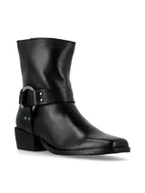 Bota de cuero color negro, de estilo biker con punta cuadrada, taco bajo y cierre lateral interno.