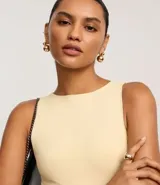 Body básico color rojo, con cuello halter, sin mangas y confeccionado en poliamida. Tiene forro en el busto.