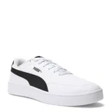 Championes Puma modelo Court Classic Clean, de diseño urbano inspirado en el baloncesto retro. Presentan un exterior de material sintético blanco con la icónica franja lateral de la marca en color negro. Cuentan con cierre de cordones, interior forrado y plantilla SoftFoam+ para mayor amortiguación.