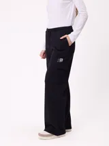 Pantalon de jogging de corte recto color gris melange, con cintura elastizada con cordón de ajuste y bolsillos laterales tipo cargo con solapa.