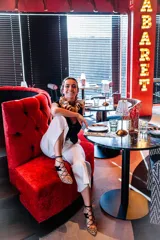 Zapatos de tacón con estampado animal print, detalles en ante negro, cordones finos y borlas decorativas.