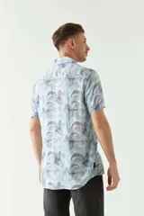 Camisa celeste estampada de manga corta con fit slim, cartera abotonada y logo bordado.