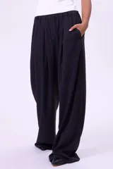 Pantalón palazzo negro de tiro alto con pinzas y bolsillos laterales.