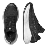 Championes de running Salomon Aero Glide 4, color negro con suela blanca alta y amortiguada. Presenta capellada de malla transpirable sin costuras y el nombre de la marca impreso en el lateral.