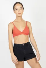 Top de bikini color verde oliva, estilo triángulo fijo con tirantes finos y espalda ajustable.