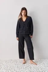 Jean de corte barrel, tiro alto, con silueta amplia que se estrecha hacia el tobillo. Confeccionado en denim azul oscuro con costuras a contratono.