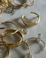 Brazalete rígido de bronce y alpaca maciza, con diseño orgánico irregular.