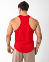 Musculosa roja de corte clásico, confeccionada en tejido de alto gramaje con detalle de bordado pequeño en el pecho.