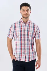 Camisa sport de manga corta con estampa de cuadros, combinando líneas rojas y azules sobre fondo blanco. Posee cuello con botones y cierre frontal abotonado.