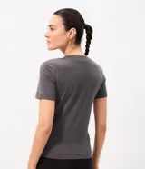 Remera básica de ribana marca Cortelle, color rosado, con cuello redondo y mangas cortas, confeccionada en algodón con elastano.