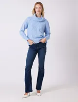 Buzo de punto grueso con textura en relieve, de cuello volcado y mangas largas con hombros caídos. Presenta puños y ruedo con terminación en rib.