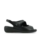 Sandalia de cuero negro con diseño de punta abierta, ajuste mediante tira con velcro en el empeine y talón descubierto. Cuenta con una suela de plataforma baja y cómoda.