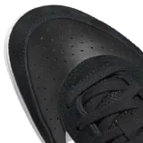 Zapatillas Adidas Tyshawn II negras con detalles en blanco, confeccionadas en cuero y gamuza.