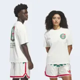 Remera de corte holgado color blanco con cuello redondo. Presenta un estampado gráfico circular en el pecho y en la espalda que combina el logo de Adidas con elementos de básquetbol en tonos verdes y rojos.