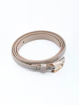 Cinto fino plateado con textura brillante y hebilla rectangular dorada.