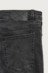 Jeans skinny cropped fit de corte ajustado y tiro medio, con diseño de cinco bolsillos y efecto lavado.