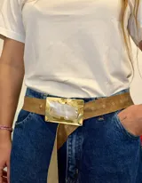 Cinturón de cuero marrón con hebilla rectangular de bronce y detalle central de nácar engarzado.