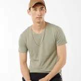 Camiseta verde de corte recto y cuello en V.