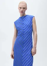 Vestido largo sin mangas con cuello drapeado y diseño evasé. Presenta un estampado de rayas diagonales en tonos azules y blancos, con cierre de botones en la parte posterior.