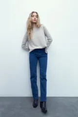 Pantalón de jean de tiro alto, corte recto, color azul medio.