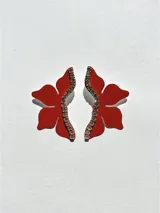 Par de aros dorados con forma de media flor, con detalle de strass negro y gancho de acero quirúrgico.