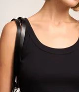 Musculosa de rib en color verde militar, con escote en U y diseño ajustado.