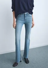 Jeans de corte recto y tiro medio, confeccionados en denim de algodón con un toque de elastano. Presentan un acabado clásico en tono azul claro con bajo desflecado.