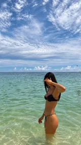 Corpiño de bikini negro con aro y ribetes marrón claro, tirantes finos ajustables y cierre de gancho en la espalda.