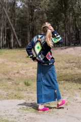 Zuecos Sierra Mora color beige de gamuza con suela de goma marrón y plantilla de cuero color naranja.