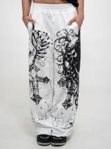 Pantalón de jogging blanco de corte baggy, con cintura elástica y estampado serigráfico en ambas piernas de estilo gótico y urbano con cruces y calaveras.