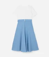 Vestido midi de la marca Ashua con parte superior de malla lisa en color blanco y falda de algodón con estampado de rayas verticales en azul y blanco. Posee mangas cortas, escote redondo y un lazo ajustable en la cintura.