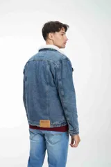 Campera de jean celeste unisex forrada en corderito blanco. Mangas forradas con nylon capitoneado.