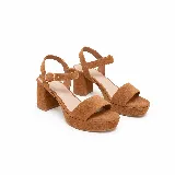 Sandalias de fiesta de gamuza color marrón, con taco ancho, plataforma delantera, tira frontal ancha y pulsera al tobillo con hebilla metálica regulable.