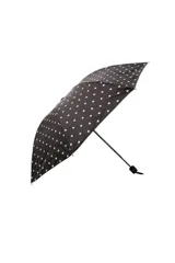 Paraguas plegable de color azul oscuro con estampado de lunares blancos, cuenta con mango ergonómico negro y correa de sujeción.