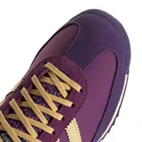 Championes Adidas modelo SL 72 OG W, color morado con tres franjas laterales color crema/beige. Presentan puntera y talón en gamuza morada, forro interior beige y detalles en rosa pálido en la entresuela. Cordones amarillos.