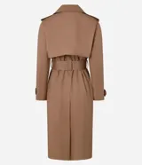 Trench coat largo de Marfinno, confeccionado en gabardina de poliéster. Presenta cuello con solapas, aletas en los hombros, cierre frontal con botones y cinta para lazo en la cintura.