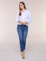 Camisa blanca estilo crop de la marca Zac & Rachel, confeccionada en mezcla de algodón. Presenta cuello con solapa, cierre frontal con botones, manga larga con puño ancho abotonado y diseño de corte corto.