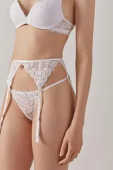 Portaligas de puntilla francesa con motivo floral, diseñado con cintura ajustable en tres posiciones y tiras elásticas para sujeción.