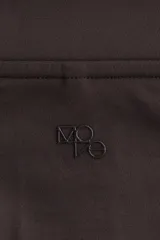 Campera deportiva de manga larga con cierre frontal completo y cuello alto, color marrón oscuro, confeccionada en tejido elástico con tecnología SoftMove y DryMove. Cuenta con mangas largas con aberturas para los pulgares en los puños.